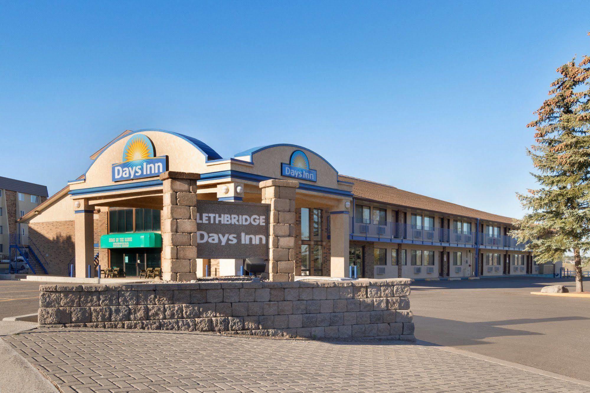 Days Inn By Wyndham Lethbridge Bagian luar foto